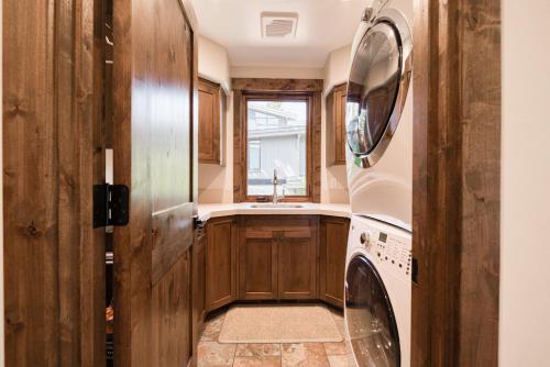 una lavanderia con lavatrice e asciugatrice di Rising Sun Retreat at Schaffer's Mill by Tahoe Getaways - Luxury Pet Friendly w Air Conditioning a Ponderosa Fairway Estates