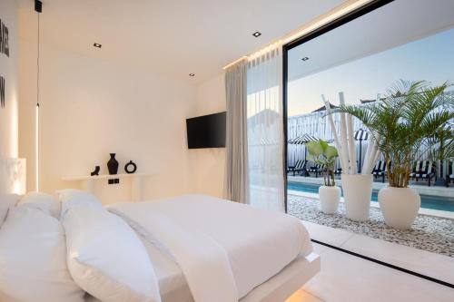 Giường trong phòng chung tại The Den Canggu