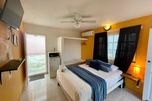 Katil atau katil-katil dalam bilik di Balcony Studio In Downtown Isla Mujeres