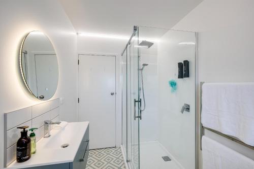 Ванная комната в Sea-renity - Napier Holiday Home