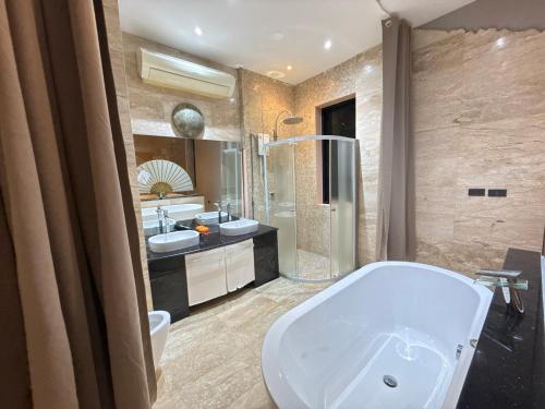 a bathroom with two sinks and a bath tub at Pool Villa Viewthalay in Ko Chang