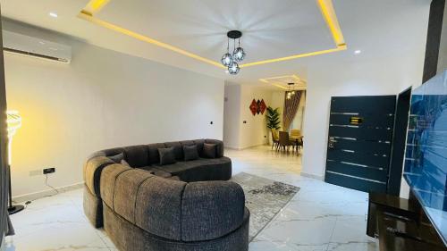 een woonkamer met een bank en een tafel bij D-Lezzubra Luxury Apartments in Gwarinpa