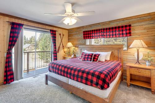 ビッグ・ベアー・レイクにある1 Mi to Slopes Big Bear Lake Alpen Haus with Spaのベッドと窓のある寝室