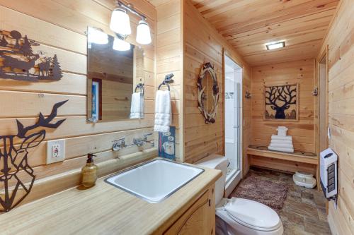 ビッグ・ベアー・レイクにある1 Mi to Slopes Big Bear Lake Alpen Haus with Spaのバスルーム(トイレ、ログキャビン内のシンク付)