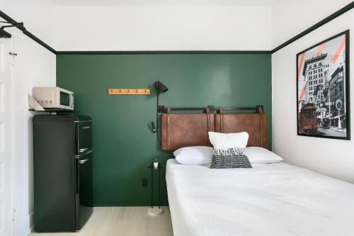 a bedroom with a bed and a green wall at La Ventana in San Diego