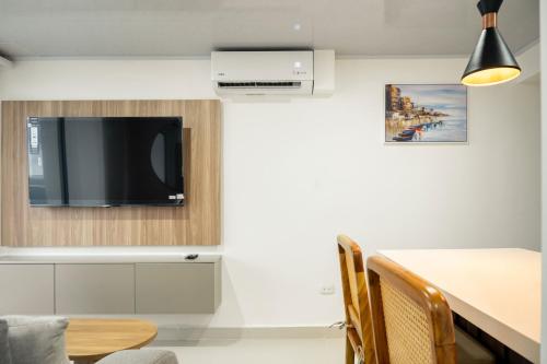 Μια τηλεόραση ή/και κέντρο ψυχαγωγίας στο Torre 811 By Jalo