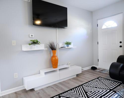 Μια τηλεόραση ή/και κέντρο ψυχαγωγίας στο Cozy Morningside House with Fiber Internet
