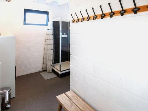une salle de bain avec douche dans un mur de briques blanches dans l'établissement Holiday home with garden and roofed terrace, à Heers