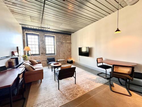 Χώρος καθιστικού στο Sunny Double Queen 1BR Apartment Walking Distance to Fiserv