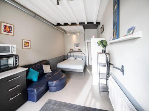 a living room with a couch and a bed at Apartment with a view of alpacas in Heers