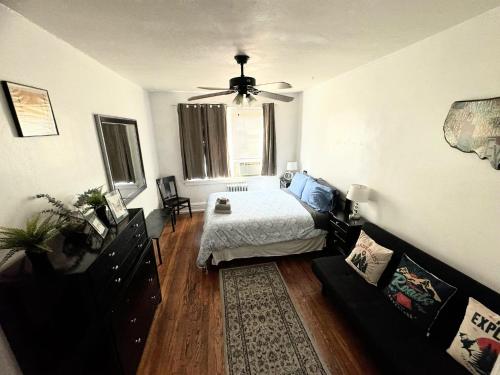 a bedroom with a bed and a ceiling fan at (53.1S) Forest Park, The Zoo, and much more in Saint Louis