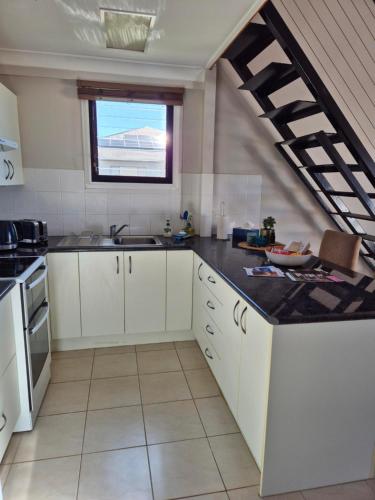 Guyra 1 Bedroom Apartment Country Retreatにあるキッチンまたは簡易キッチン