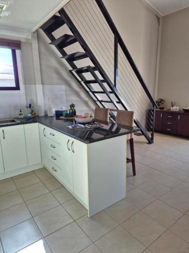 Guyra 1 Bedroom Apartment Country Retreatにあるキッチンまたは簡易キッチン