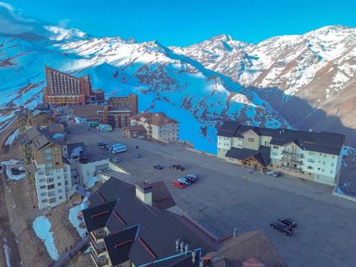 Una vista aérea de un pueblo con una montaña. en HOM Frente a la cordillera depto 7PAX Cerca de las Pista de SKY, en Lo Barnechea