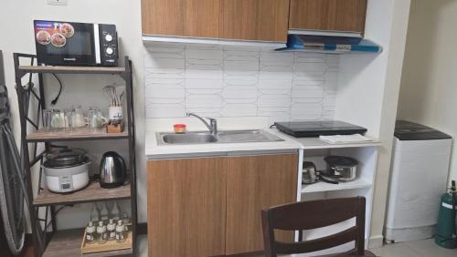 O bucătărie sau chicinetă la 8 Adriatico Manila Condotel Sea View Corner Unit Near St Lukes Clinic