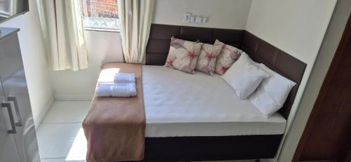 a small bed with a headboard in a room at AP Novo, Bem Localizado, Ar-Condicionado in Montes Claros