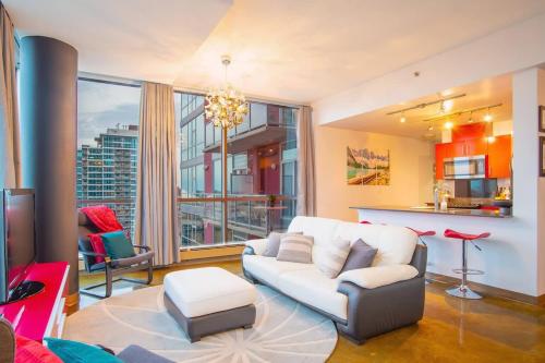 Ein Sitzbereich in der Unterkunft Modern Beltline Escape Sky-High Views DT Views