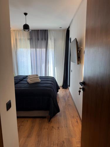 a small bedroom with a bed and a window at Studio Le Cœur Casablanca in Casablanca