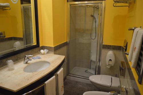 a bathroom with a sink, toilet and bathtub at Hotel Il Principe in Milazzo