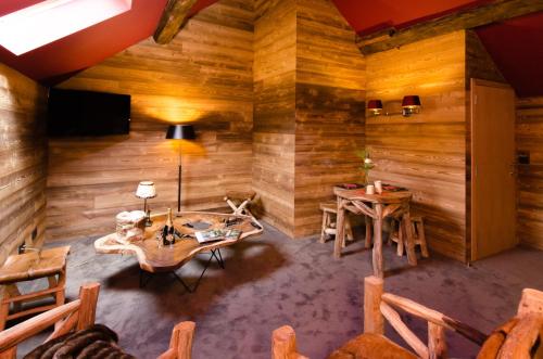 Posezení v ubytování River Lodge Hotel Insolite