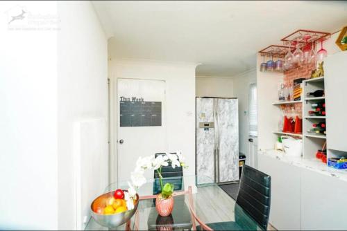 Η κουζίνα ή μικρή κουζίνα στο Purley Cottage - 3 Bed House with FREE Parking