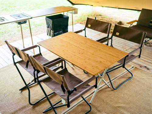 a wooden table and chairs in a room at SNOW PEAK FIELD SUITE SPA HEADQUARTERS in Morimachi