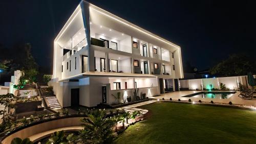 Κήπος έξω από το Akira Hotel