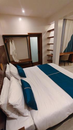 Ένα ή περισσότερα κρεβάτια σε δωμάτιο στο Akira Hotel