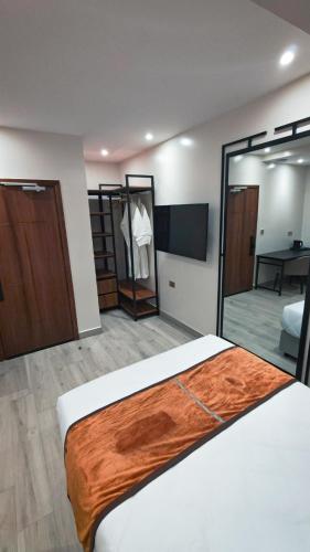 Ένα ή περισσότερα κρεβάτια σε δωμάτιο στο Akira Hotel