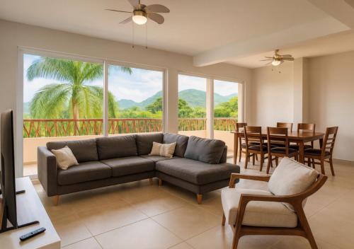 a living room with a couch and a table at 2 Rec Vista a las Montañas I Amplia Terraza I Smart TV-Netflix I Wi-Fi I Recién Remodelado in Ixtapa