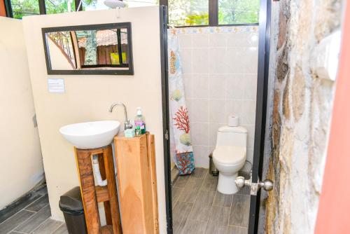 un bagno con lavandino e WC di Hotel y Restaurante Las Margaritas a Perquín