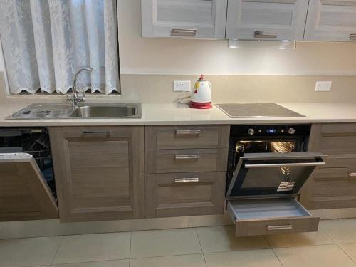 Kuchyň nebo kuchyňský kout v ubytování Modern Gzira 2 BR Apartment