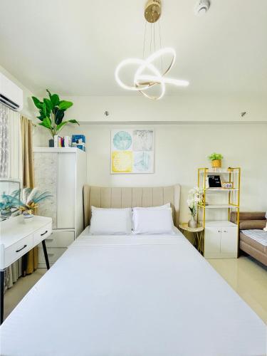 MandurriaoにあるModern Studio Hideaway Near City Spotsの白い天井のベッドルーム1室(大きな白いベッド1台付)