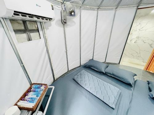 a small room with a bed on a boat at Mekong Camping Deluxe in Ấp Thanh Sơn (1)