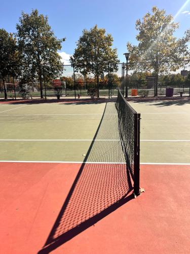 a tennis net on a tennis court at Studio Apartment with Garden Jersey City in Jersey City