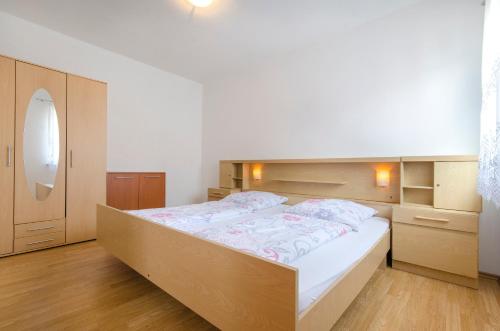 En eller flere senge i et værelse på Apartments Ivana with the pool