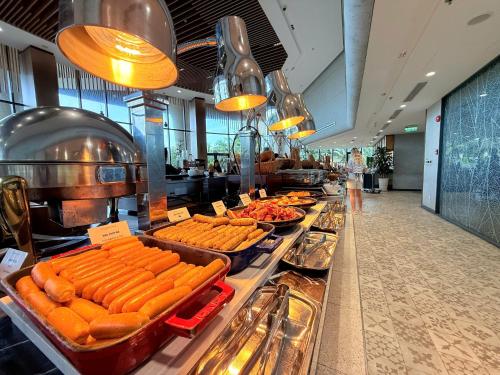 een buffetlijn met veel schalen hotdogs bij Villa Beachfront in Cam Lâm