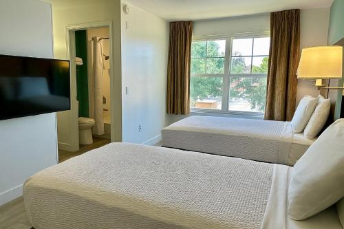 Ένα ή περισσότερα κρεβάτια σε δωμάτιο στο MainStay Suites Las Vegas Flamingo