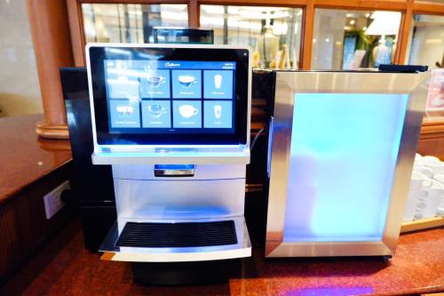 een kassa met een computer erop bij FuramaXclusive Pratunam Park Hotel in Bangkok