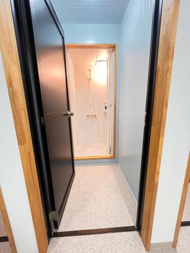 a mirror in a hallway with a shower at 白馬蔵雲Zone in Hakuba