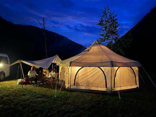 Nespecifikovaný výhled na hory nebo výhled na hory při pohledu z kempu