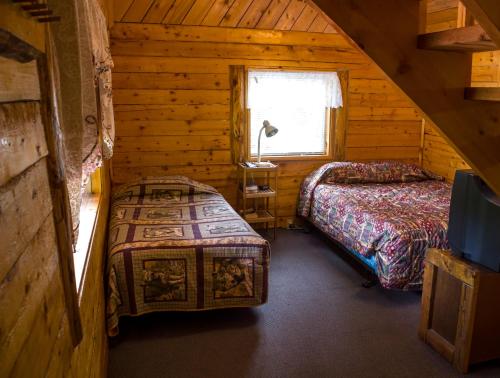 Cama o camas de una habitación en Midnight Sun Log Cabins