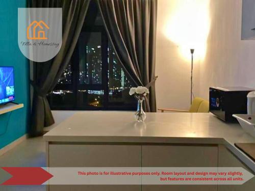 サイバージャヤにあるIdamanKu Comfort Stay - KANVAS SOHO Cyberjayaの花瓶に花が置かれたテーブルのある部屋