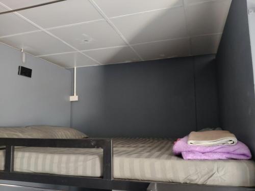 Koh Tao Mae Haad Hostelにあるベッド