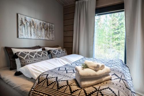Ένα ή περισσότερα κρεβάτια σε δωμάτιο στο Arctic Mustache Lake Lodge