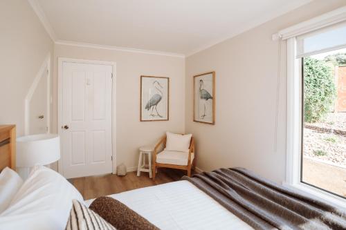 Una cama o camas en una habitación de The Belvedere, with stunning Tamar River views