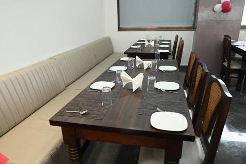 Restoran atau tempat lain untuk makan di Hotel Rahi Inn