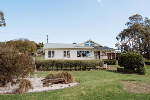Un jardín fuera de The Belvedere, with stunning Tamar River views