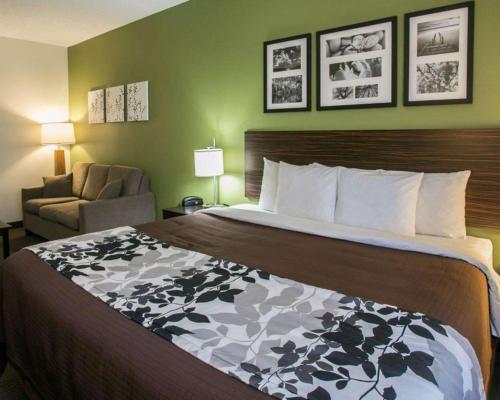 Ένα ή περισσότερα κρεβάτια σε δωμάτιο στο Sleep Inn & Suites
