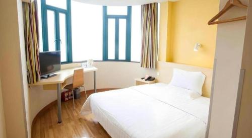 Postel nebo postele na pokoji v ubytování 7 Days Inn Shaoguan Lechang